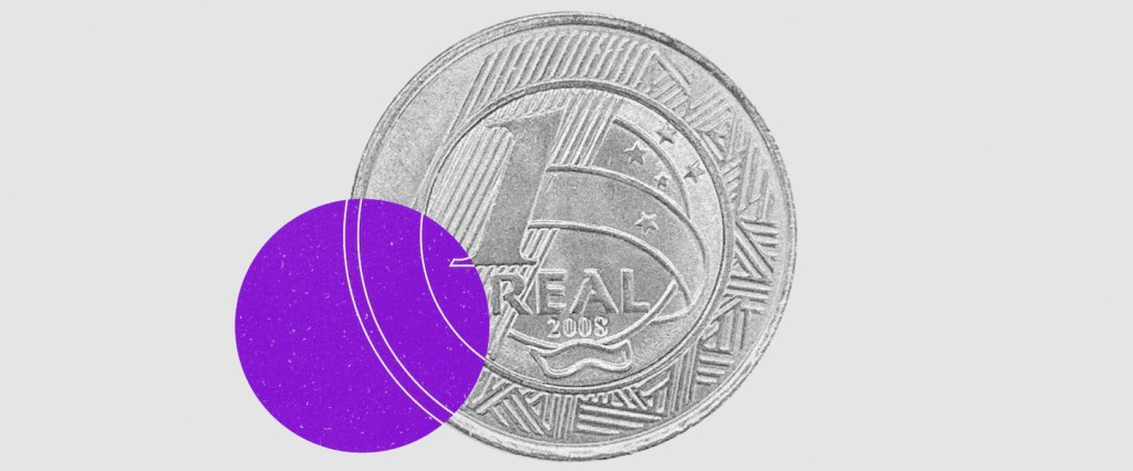 Auxílio Brasil: ilustração de uma moeda de um real, em preto e branco, com um circulo roxo sobrepondo o canto inferior esquerdo da moeda.