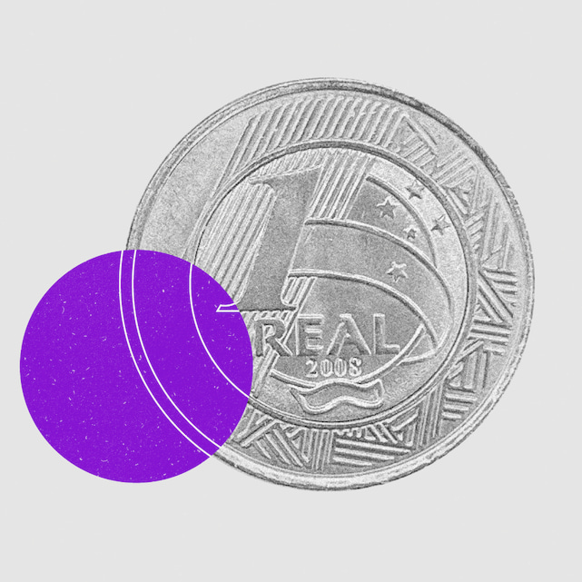 Auxílio Brasil: ilustração de uma moeda de um real, em preto e branco, com um circulo roxo sobrepondo o canto inferior esquerdo da moeda.