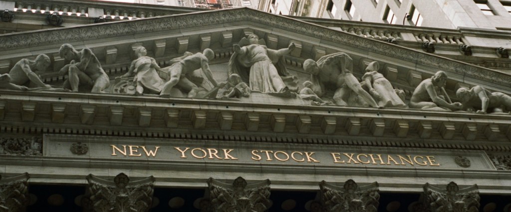 magem mostra a fachada da New York Stock Exchange, a Bolsa de Valores de Nova York nasdaq e nyse