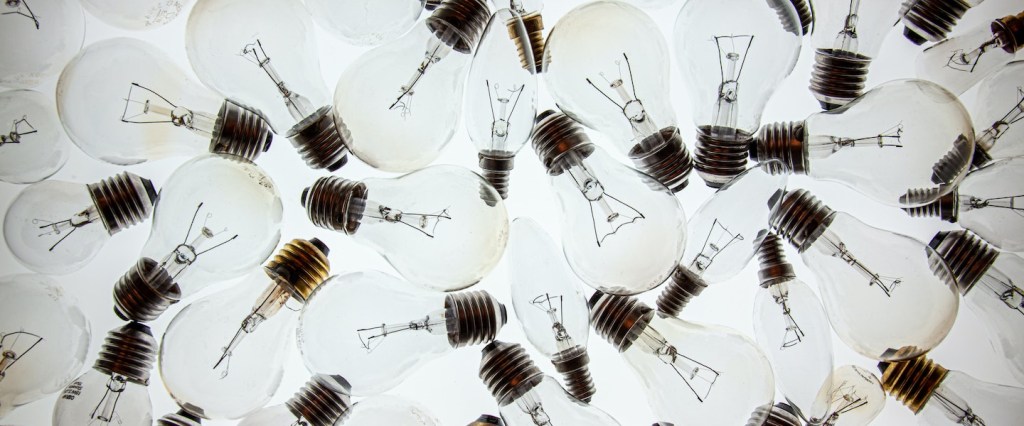 Gastos escondidos em casa: fotografia de várias lâmpadas sobre uma superfície branca. Créditos da imagem: Wilhelm Gunkel