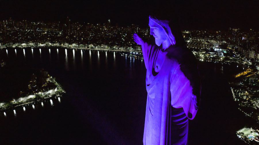 Cristo Redentor, no Rio de Janeiro, iluminado de roxo
