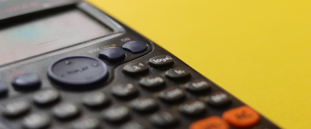 Margem de contribuição: fotografia de uma calculadora científica no fundo amarelo. Créditos da imagem: Clayton Robbins