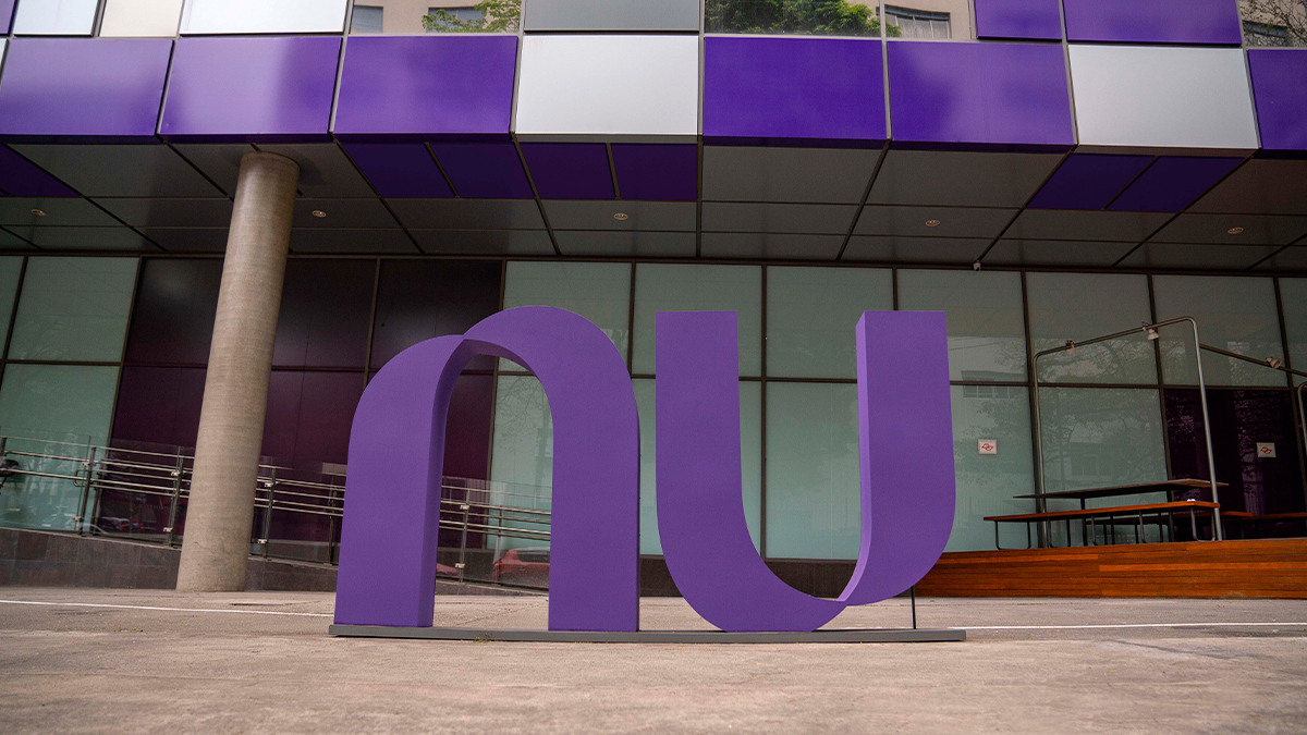 Imagem da fachada do prédio do Nubank em São Paulo, com o logo NU roxo em evidência