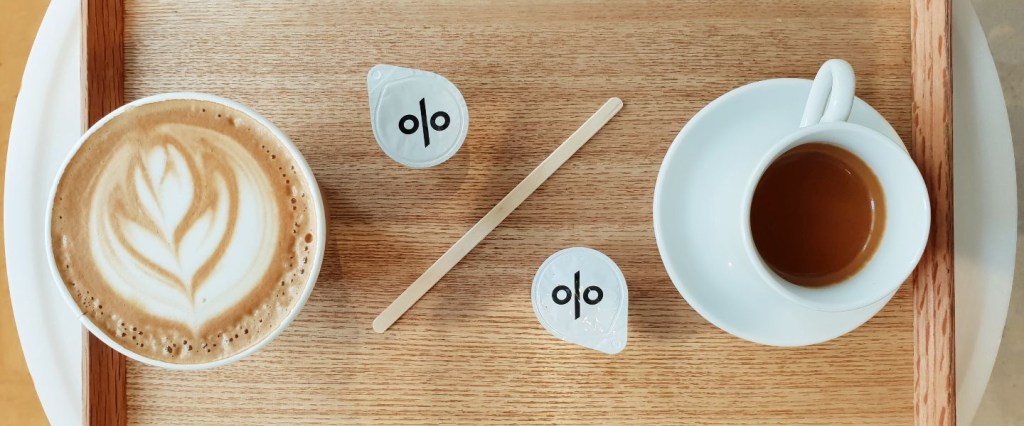 Tabela do Imposto de Renda: imagem de duas xícaras com café e um símbolo de percentual entre elas. Foto: @KarimMANJRA/ Unsplash