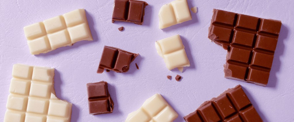 Como ganhar dinheiro na Páscoa: imagem mostra pedaços de chocolate ao leite e chocolate branco