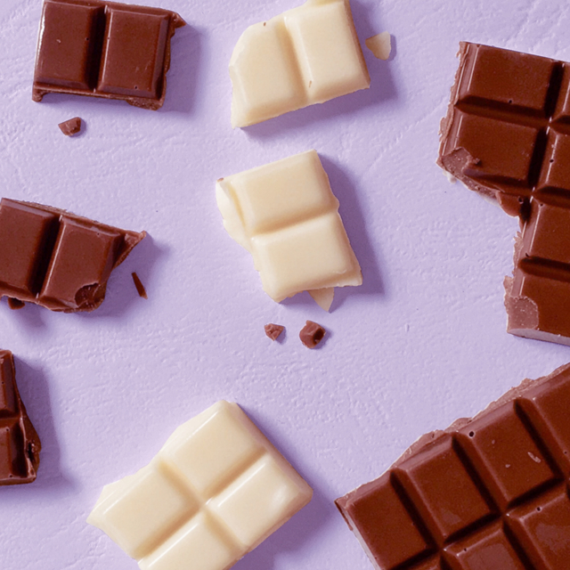 Como ganhar dinheiro na Páscoa: imagem mostra pedaços de chocolate ao leite e chocolate branco