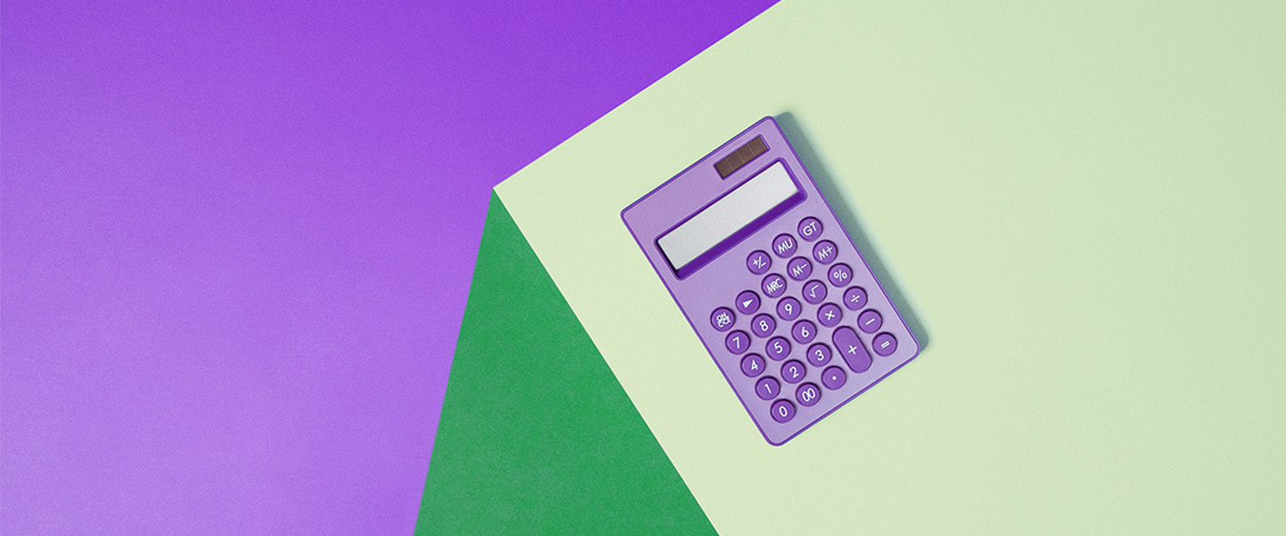 Foto de uma calculadora lilás, em um fundo roxo, verde claro e verde mais escuro.