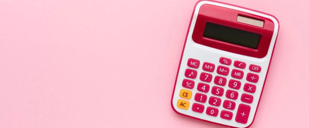 imagem de uma calculadora em tons de rosa, em um fundo rosa.