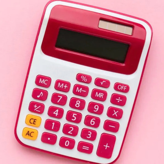 imagem de uma calculadora em tons de rosa, em um fundo rosa.