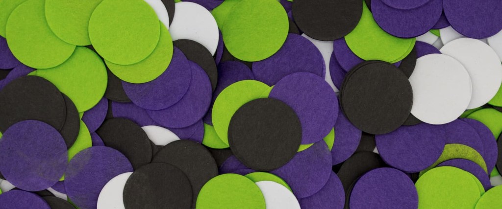 Nova CNH: o que você precisa saber. Foto de confetes sobrepostos na cor roxa, verde, branca e preta. Créditos: Mel Poole, Unsplash