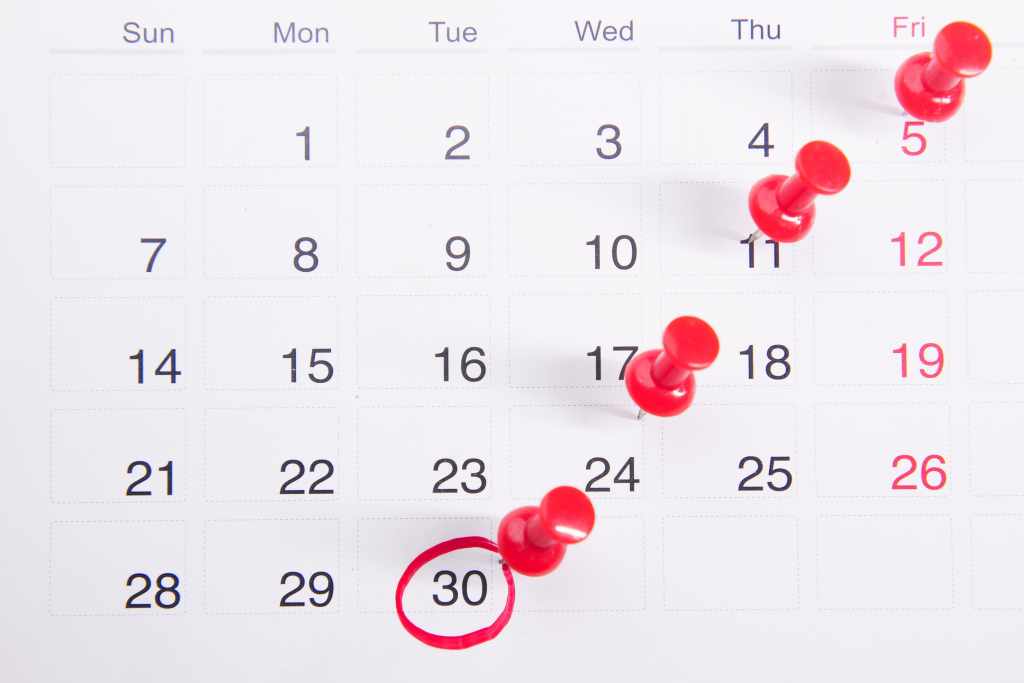 Payback - Imagem mostra um calendário de um mês com marcadores vermelhos nas datas cinco, onze, dezessete e trinta. 