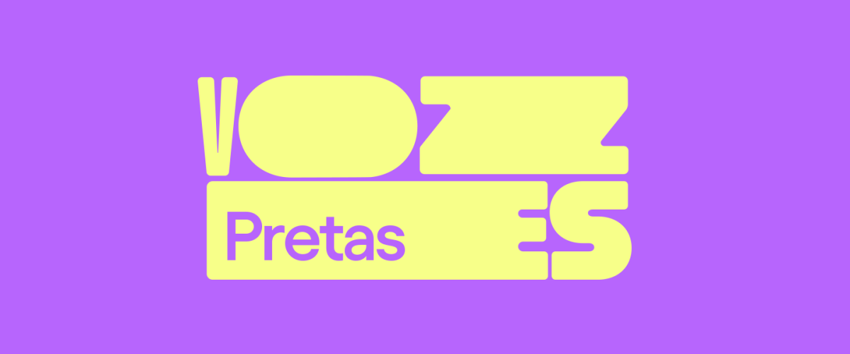 A frase "Vozes Pretas" está escrita em amarelo sobre um fundo roxo.