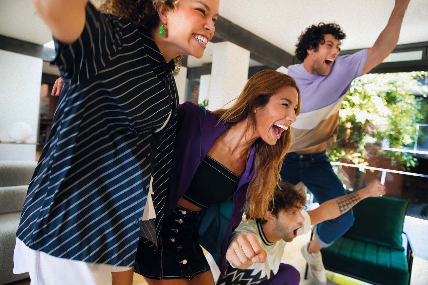 foto de um grupo de pessoas se abraçando, comemorando.