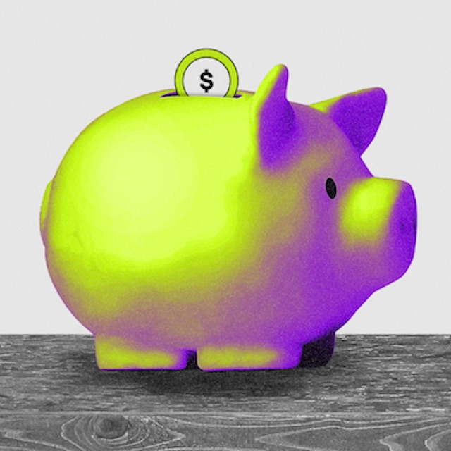 Guardar dinheiro em 2023: 5 ideias para te ajudar. Ilustração em roxo e verde de um cofrinho em formato de porquinho e uma moeda na parte de cima.