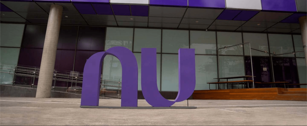 Imagem da fachada do Nubank, com o logo Nu na frente