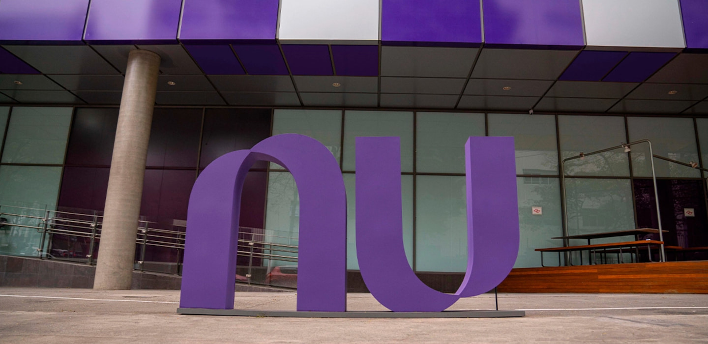 Imagem da fachada do prédio do Nubank em São Paulo, com o logo NU roxo em evidência