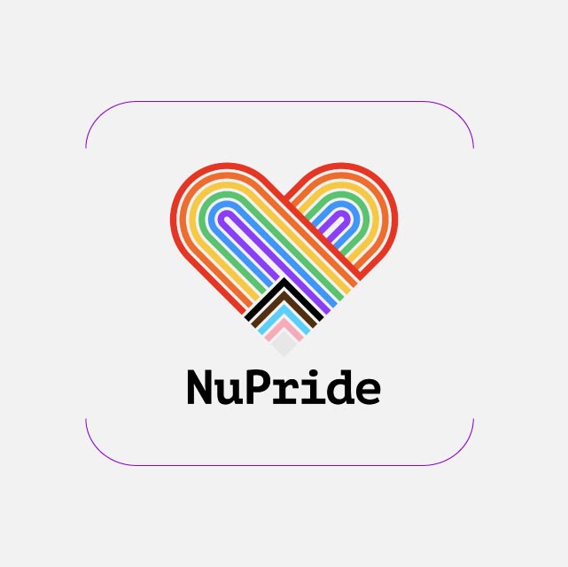 Imagem com o logo do grupo NuPride ao centro. O logo é um coração com as cores da bandeira LGBTQIAPN+, representadas por um arco-íris que inclui também as cores rosa, azul, branco, preto e marrom, que dizem respeito aos grupos pessoas trans e a luta antirracista.