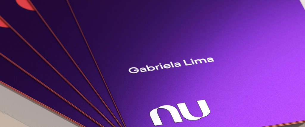 Imagem de vários cartões Nubank, com o logo aparecendo e com o nome Gabriela Lima.