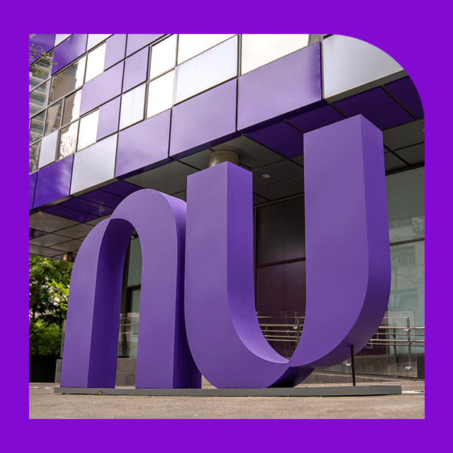 Nubank lucro - Imagem mostra o logotipo do Nubank em frente ao escritório da empresa em São Paulo.