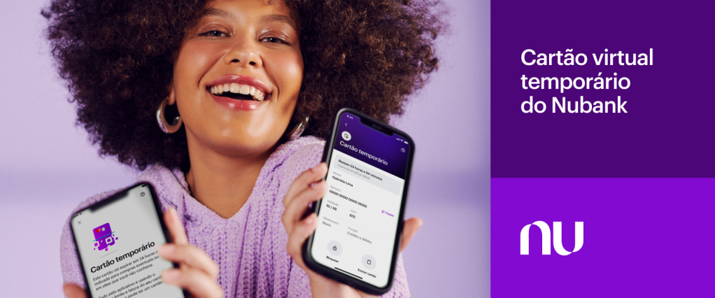 Foto de uma mulher negra sorrindo, segurando um celular em cada mão, nas telas, as informações do cartão virtual temporário.