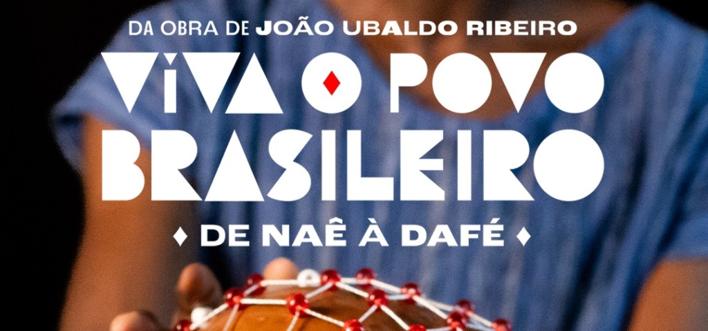 Na imagem aparece um lettering branco com o título da peça "Viva o Povo Brasileiro, de Naê a Dafé" e, ao fundo, uma imagem desfocada de uma mulher segurando um instrumento musical parecido que um xequerê