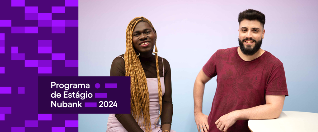 Imagem com dois estagiários do Nubank. Do lado esquerdo, há uma jovem negra, com os cabelos trançados e vestido rosa; do direito, um rapaz branco, com barba e camiseta vermelha. Por cima da imagem, dentro de um retângulo, está a frase "Programa de Estágio Nubank 2024".