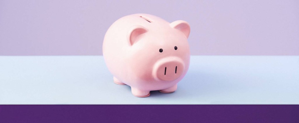 Educação financeira infantil - imagem mostra um cofrinho em forma de porquinho da cor rosa em cima de uma bancada.