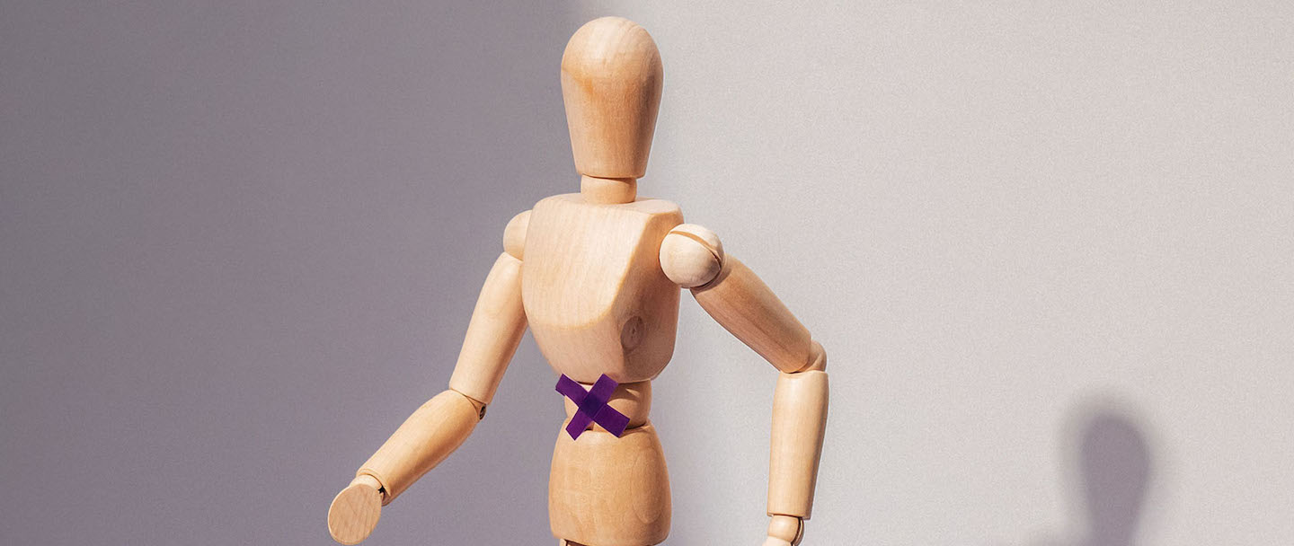 Foto mostra um boneco de madeira em posição de caminhada.