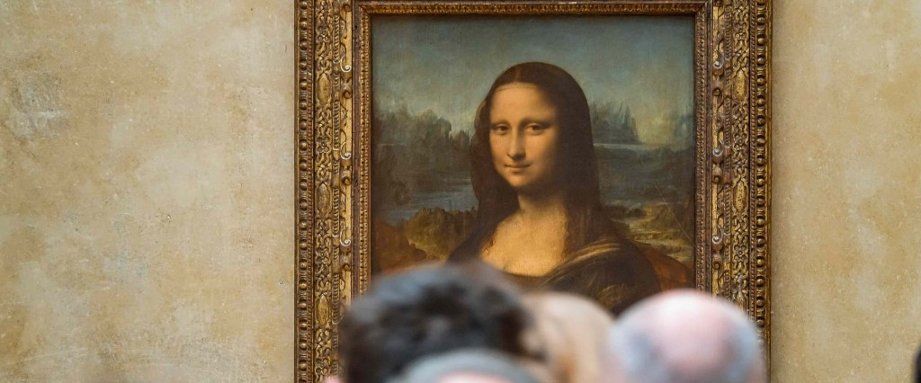 Na imagem aparece ao fundo um pedaço da pintura Mona Lisa, de Leonardo da Vinci, uma mulher com um leve sorriso. No primeiro plano, na frente dela, várias cabeças humanas se enfileiram para enxergar.