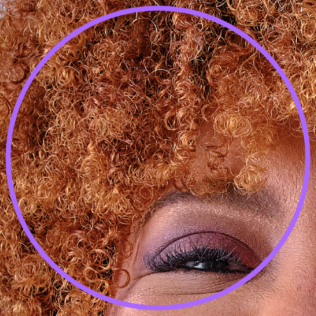 ESG no Nubank: imagem dos olhos de uma mulher negra, de cabelos cacheados e ruivos. No centro da imagem, há um círculo roxo.