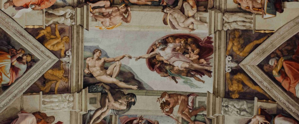 Na imagem aparece a cena clássica de Michelângelo da criação de Adão em que ele se recosta e estica o braço ficando com a ponta dos dedos quase tocando com um senhor de barba que representa Deus.