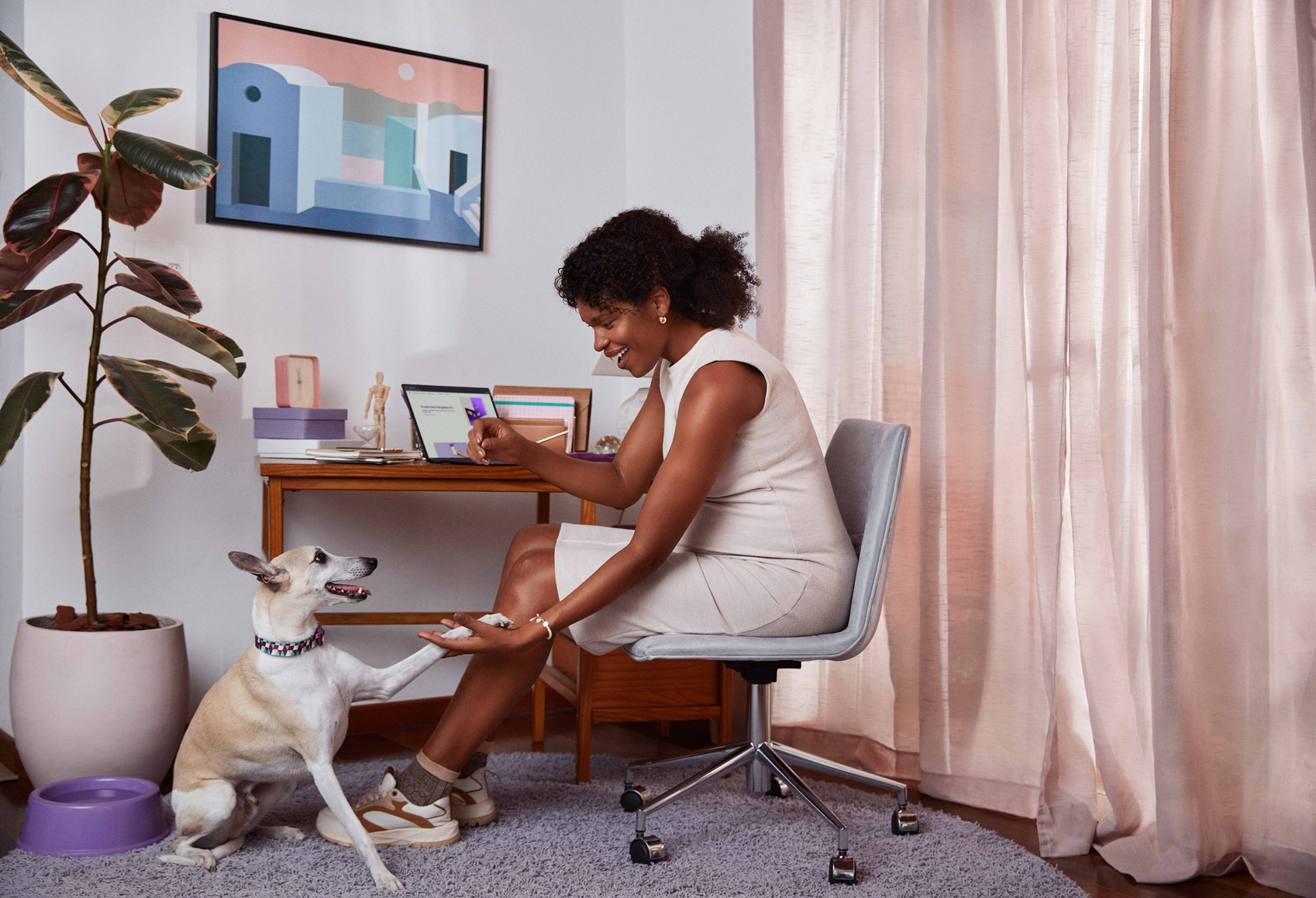 https://backend.blog.nubank.com.br/wp-content/uploads/2024/02/mulher-brincando-com-um-cachorro-no-escritorio.jpg?quality=100