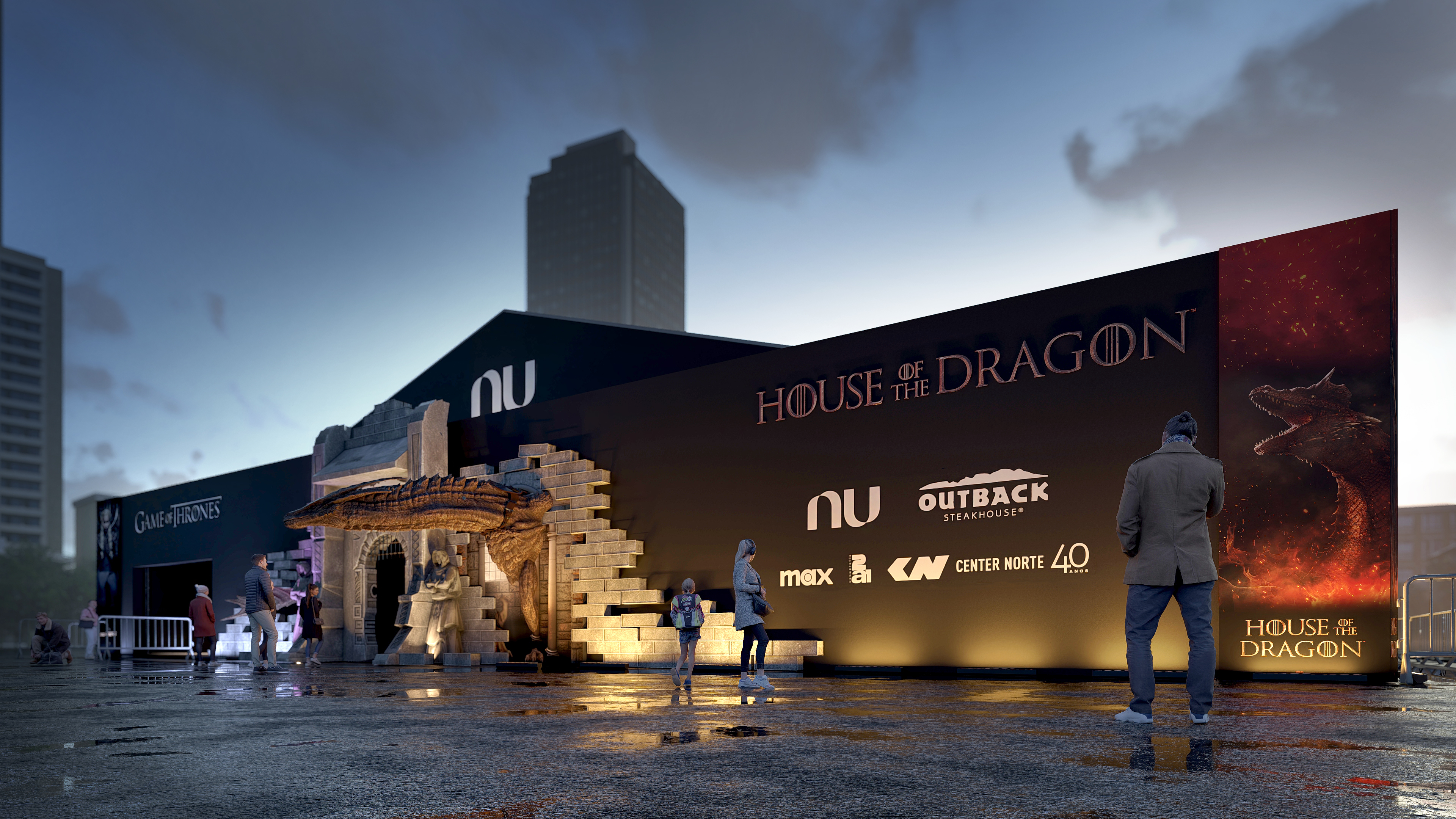 A imagem retrata a entrada da exposição Game of Thrones & House of the Dragon Experience, com uma arco de pedras e uma dragão na porta. Os nomes das séries e os patrocinadores estão dispostos ao lado, em uma parede de fundo marrom.