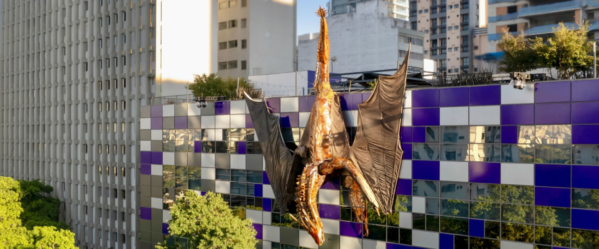 Nubank e Max exibem dragão de 15 metros para promover a segunda temporada da série ‘A Casa do Dragão’ 
