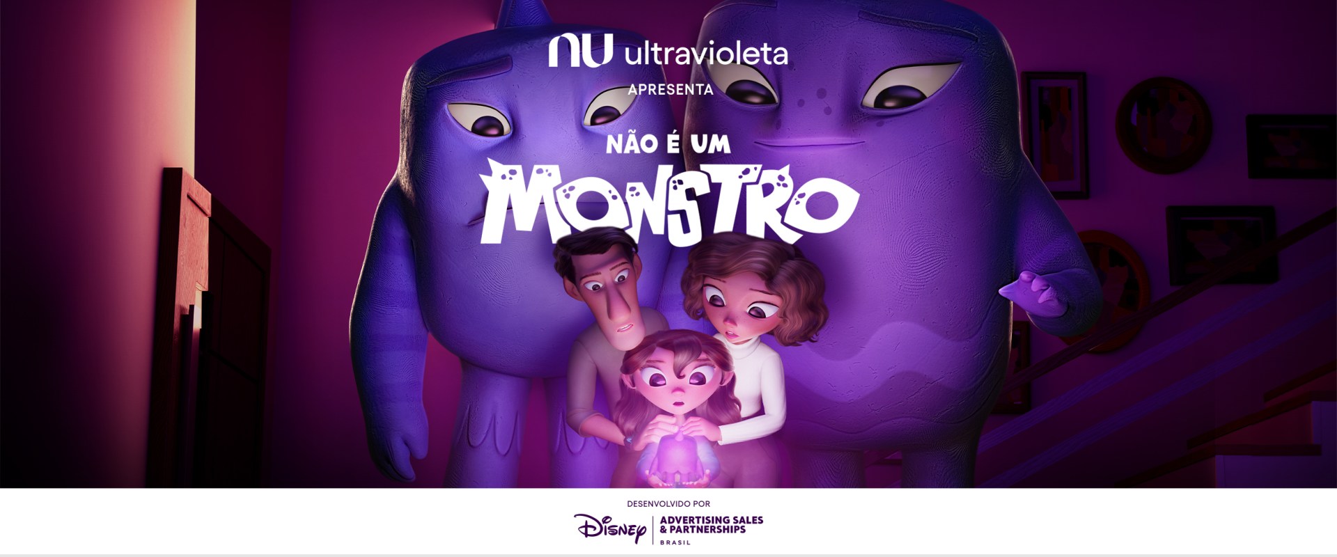 6 lições financeiras do curta-metragem de animação "Não É Um monstro" para ensinar aos filhos. A imagem retrata uma cena do filme "Não É Um Monstro". No centro, vemos a protagonista Lila, acompanhada por seus pais que estão logo atrás dela. Ainda mais ao fundo, destacam-se dois monstros roxos com expressões felizes. Todos na imagem estão voltados para um pequeno monstro roxo, pertinho de Lila, que está visivelmente iluminado.